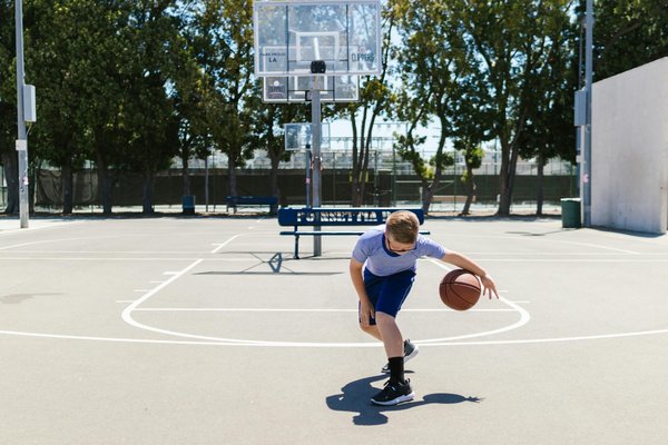 Comment aménager un terrain de basket pour optimiser votre espace sportif